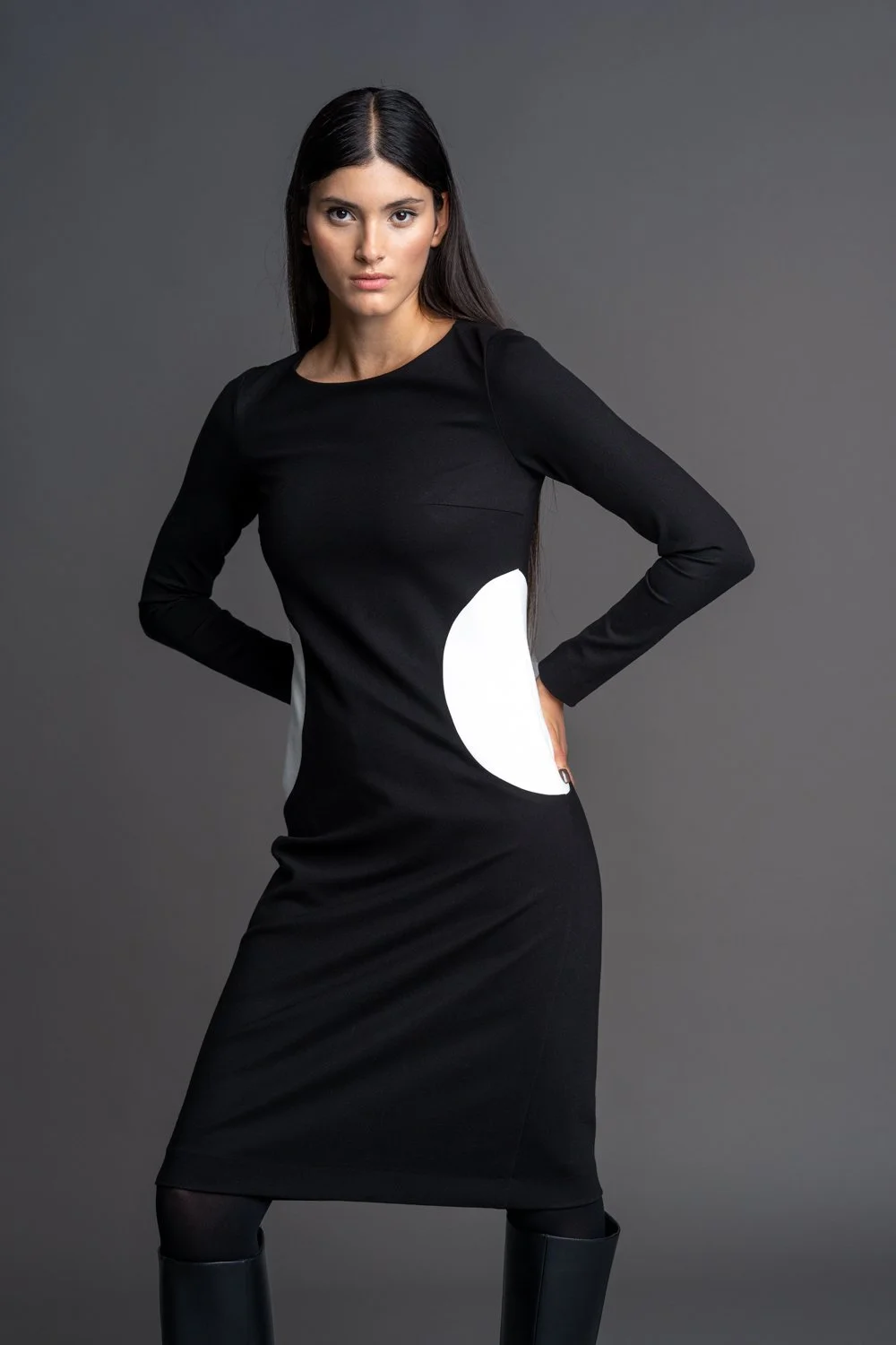 Zweifarbiges Jerseykleid, figurbetont mit langen, schmalen Ärmeln