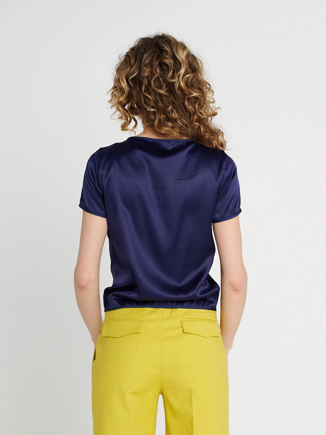 Seidenbluse mit eingefasstem Rundhalsausschnitt und dezenter Raffung in royalblau, kleine Ärmel.