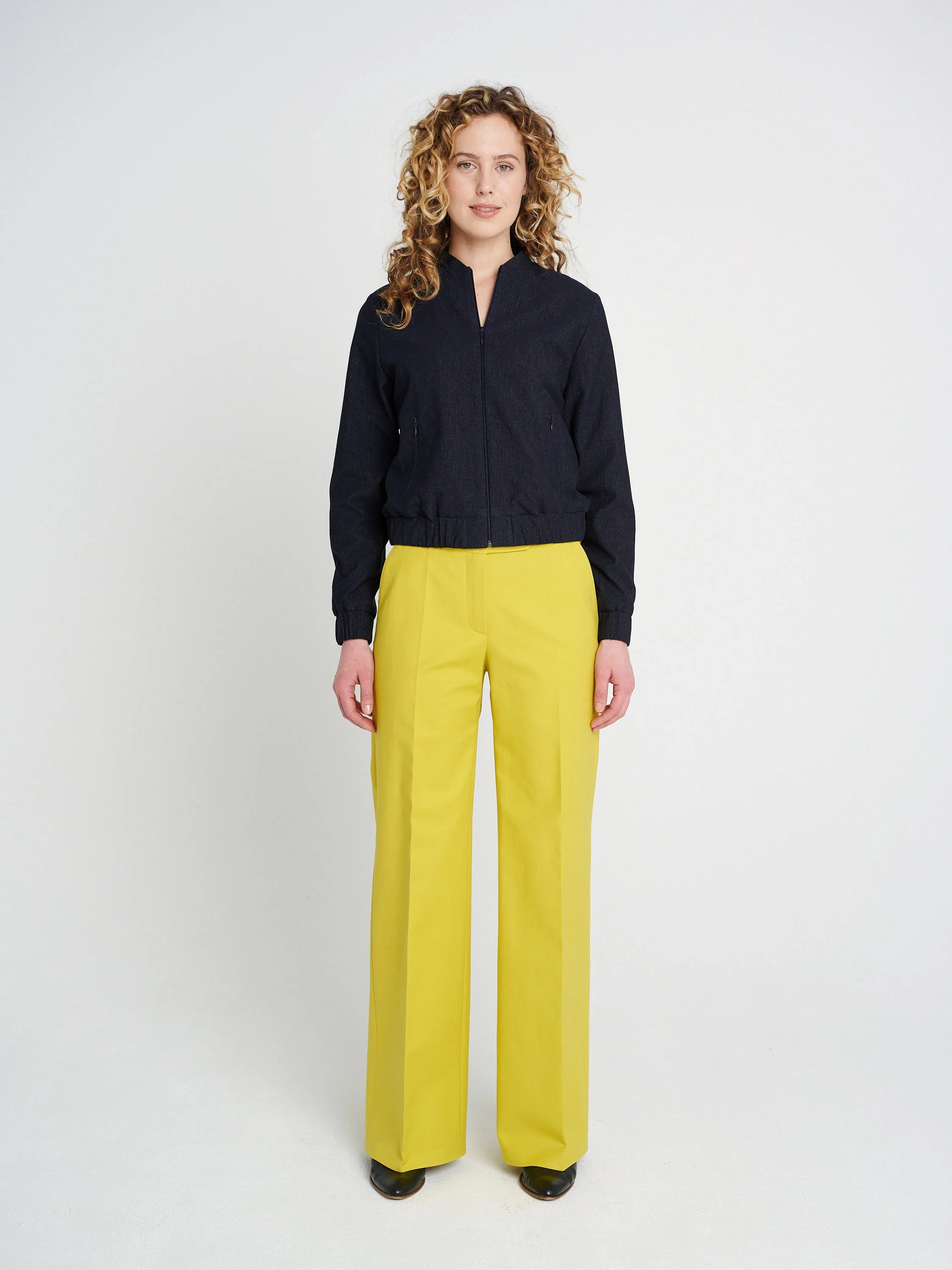 Bomberjacke aus Jeans mit Reißverschlusstaschen und Stehkragen, Hüftlang, locker geschnitten.