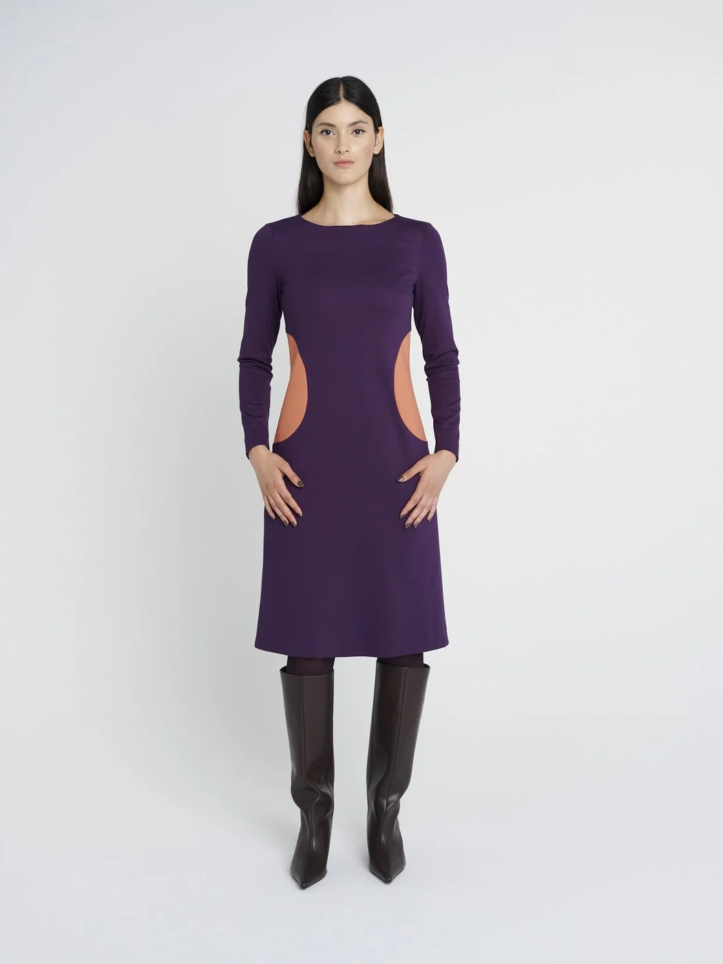 Figurbetontes, knielanges Jerseykleid mit zweifarbigem Design in lila und orange mit Rundhalsausschnitt.