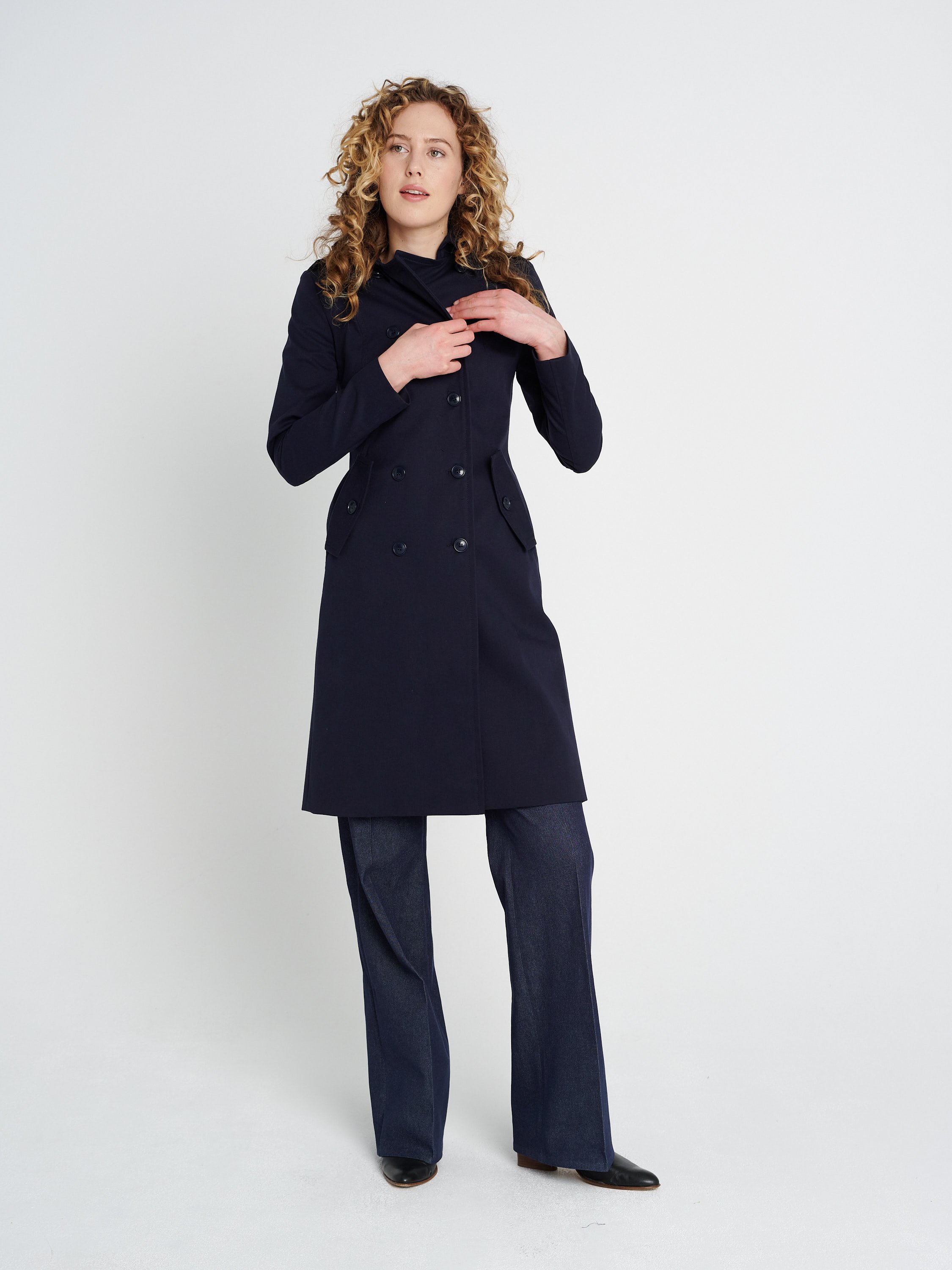 Sommermantel mit Kragen und Taschen, taillierter Doppelreiher mit Teilungsnähten in dunkelblau