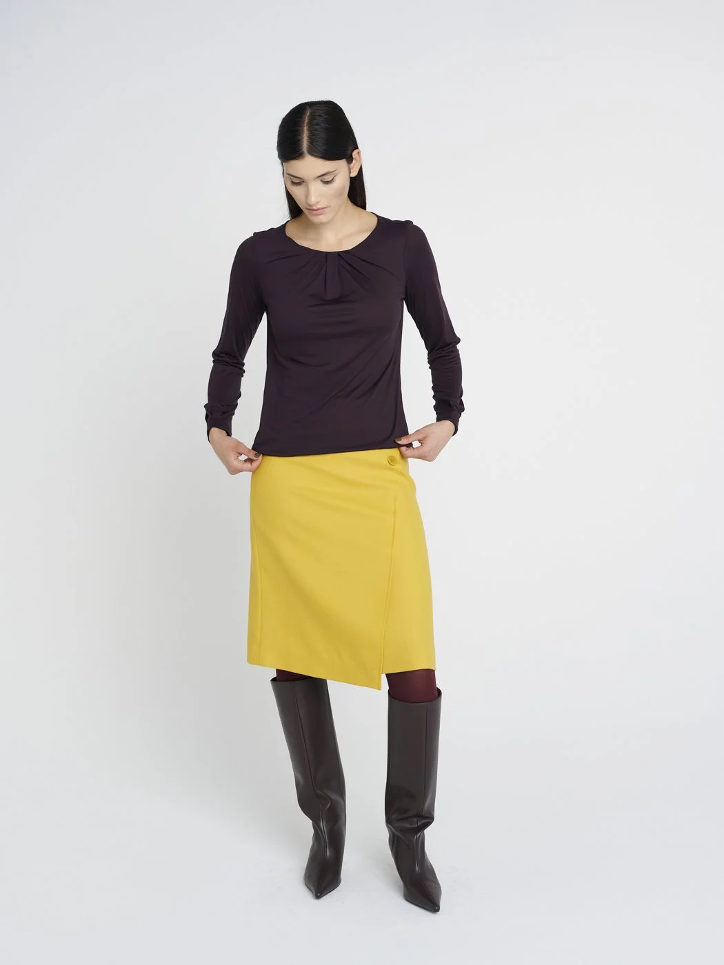 Elegantes und feminines T-Shirt, bordeaux, Langärmlich mit gelegten Falten am runden Ausschnitt.