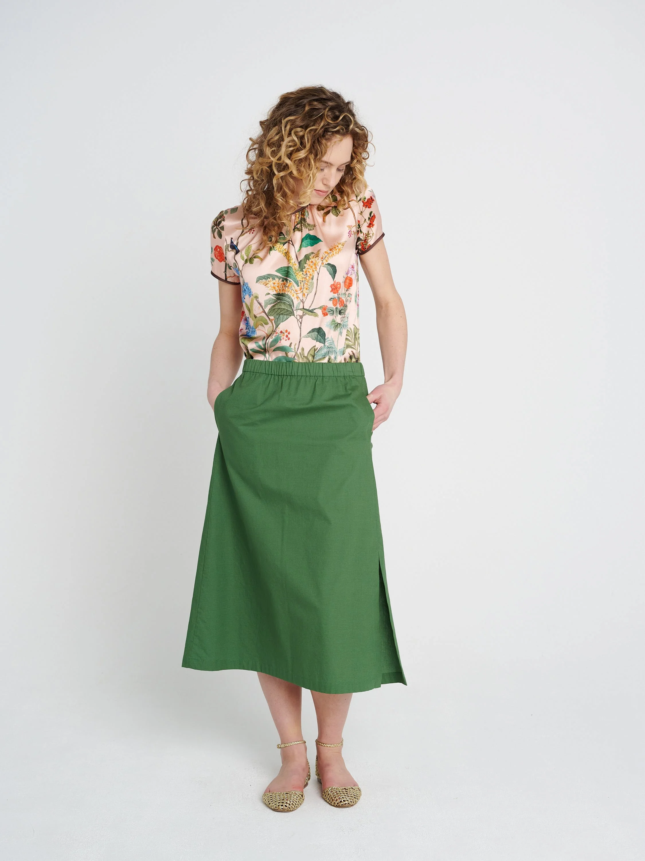 Weiter Sommerrock mit Gummi Bündchen und Taschen in grün, Schlitz an der Seite