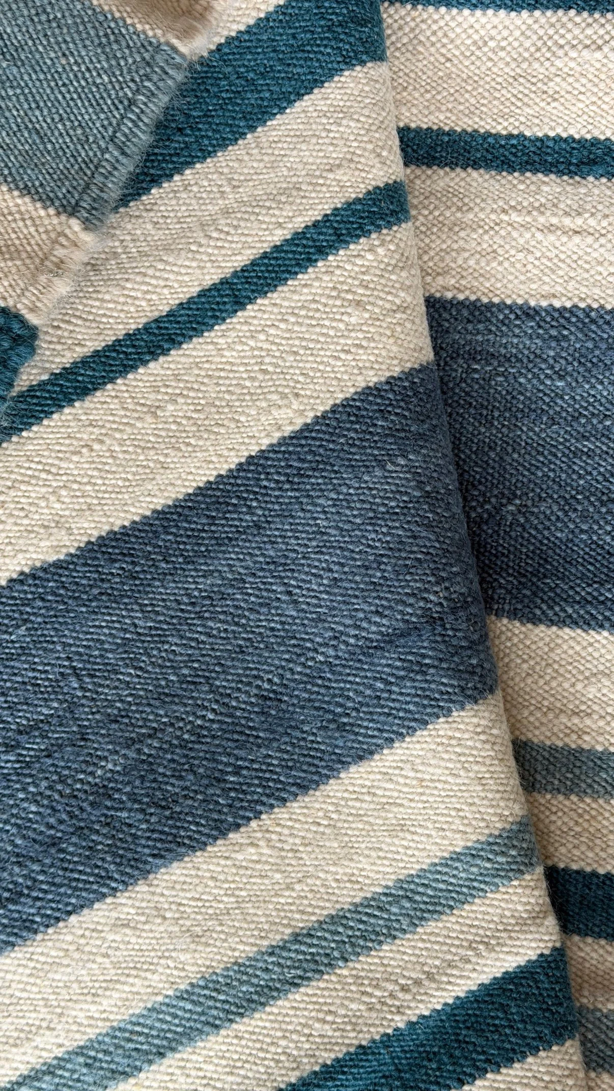 Villa Stripes Premium Wool Flatweave: 11x14 in Maritime Retail: $7,000 SOLDES: $4,200