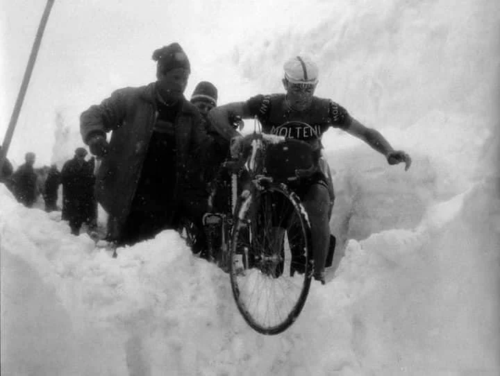 Passo Stelvio, Giro d'Italia 1965.
Je m&rsquo;interroge parfois sur les pr&eacute;tentions de certains athl&egrave;tes&hellip;