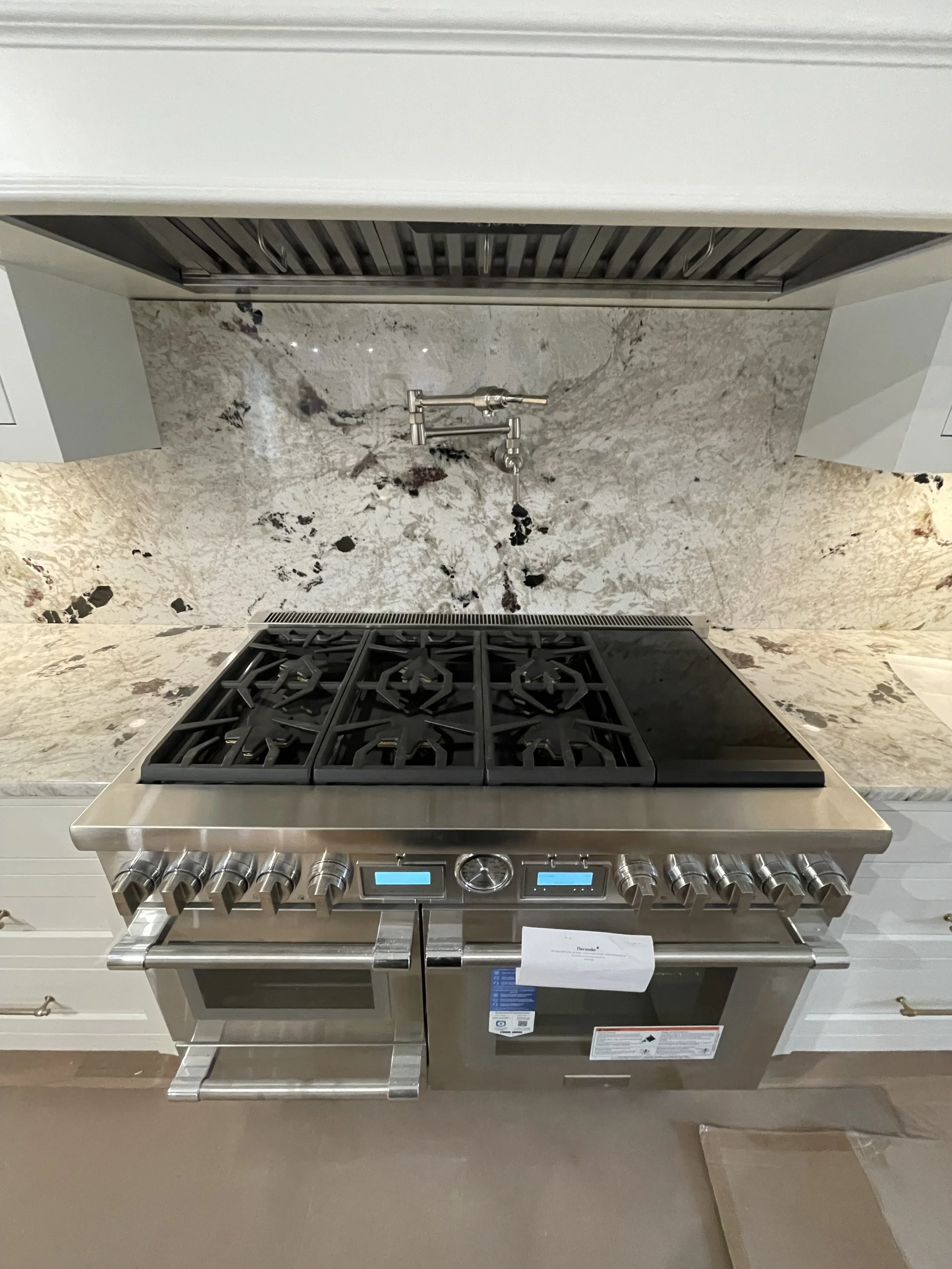 High end range with stainless steel potfiller