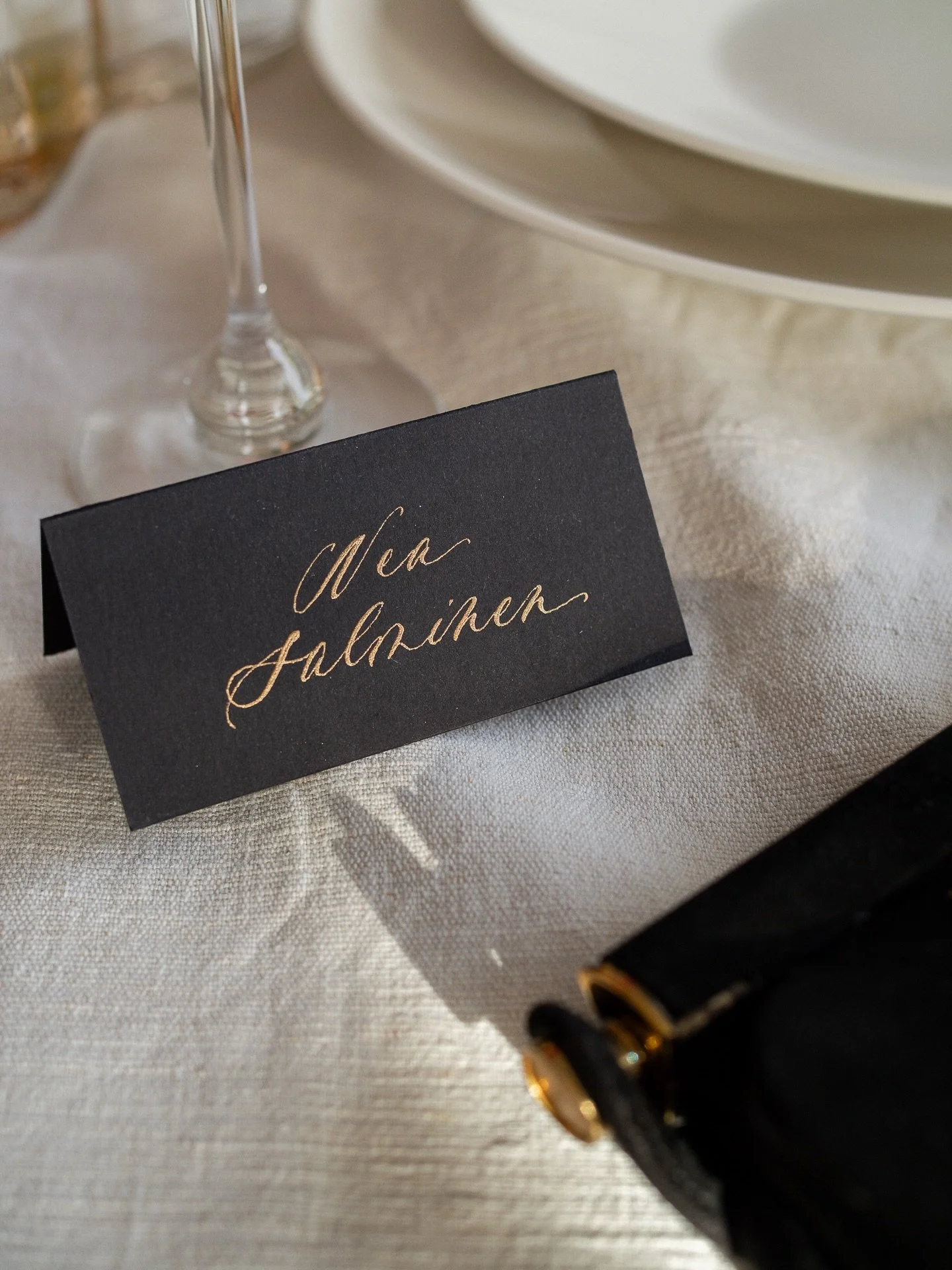 Avajaistarjous h&auml;iden paperituotteista ~ CLASSIC-mallistossa on ajattoman tyylikk&auml;it&auml; paperituotteita, jotka sopii niin eleganttiin minimalistiseen kattaukseen kuin rauhoittamaan romanttisen runsasta kattausta. N&auml;&auml; on sulle, 