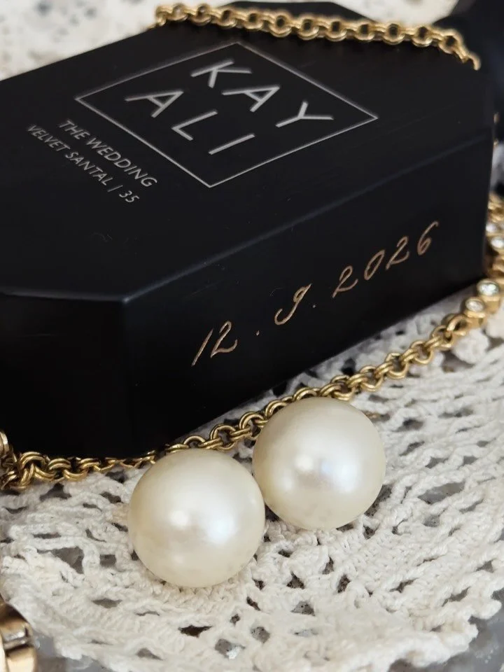 Ihana pieni detalji h&auml;&auml;tuoksussa🖤 Muistoksi h&auml;&auml;tuoksuun kaiverrettiin h&auml;&auml;p&auml;iv&auml;m&auml;&auml;r&auml; ja viimeisteltiin se kullalla. Mustan &amp; kullan yhdistelm&auml; on vaan❤️&zwj;🔥

#h&auml;&auml;tuoksu #per