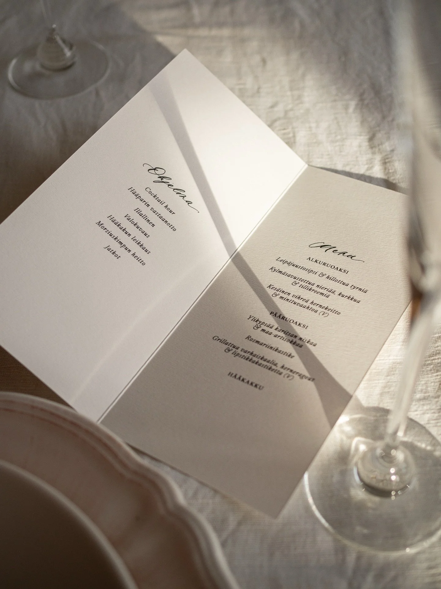 T&auml;&auml; kattauskortti on ollut ehdottomasti kaikkein ihastelluin tuote verkkokaupassa! Oon yhdist&auml;nyt t&auml;h&auml;n h&auml;iden kaikki olennaisimmat infot eli ohjelman, menun &amp; k&auml;sinkirjoitetun paikkakortin🖤 

Maaliskuun ajan s