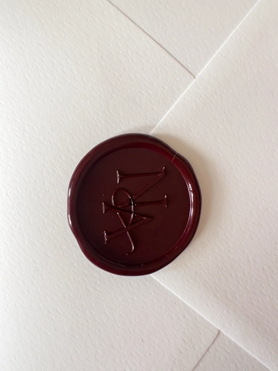 The Art of Details ~ sinetti omalla monogrammilla🖤

Oma monogrammisinetti on ehk&auml; tyylikk&auml;in yksityiskohta, jonka omiin paperituotteisiin voi lis&auml;t&auml;! My&ouml;s Ninalle ja Aapolle suunniteltiin ensin nimikirjaimista monogrammi, jo