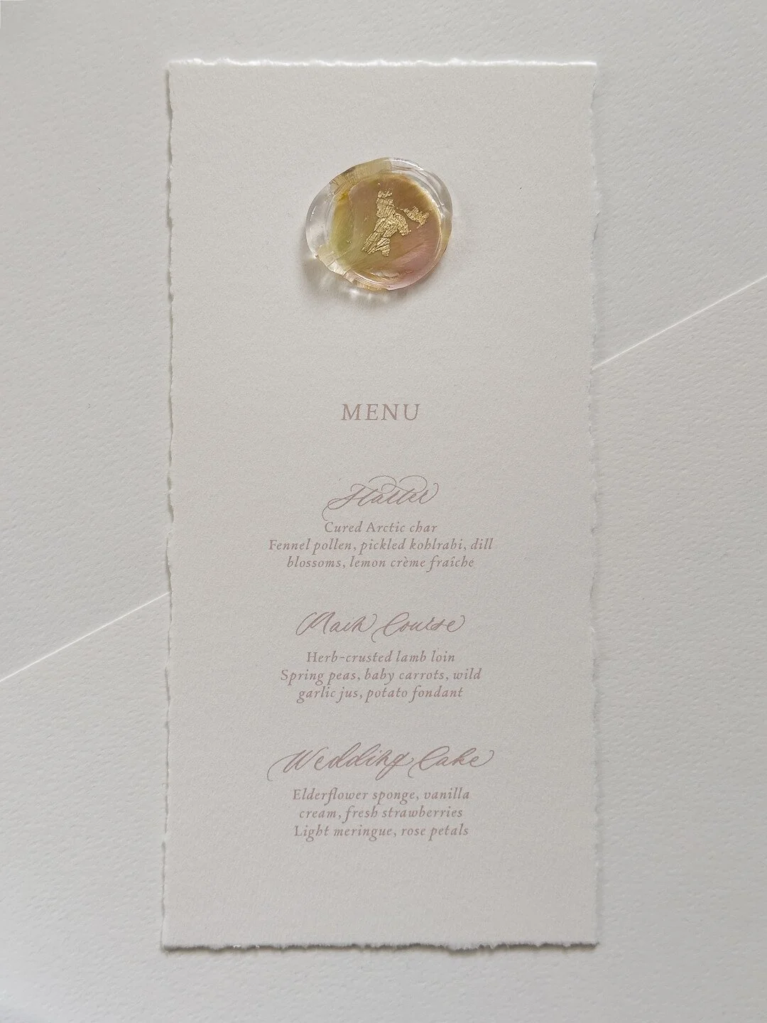 Herkän romanttinen häiden menu revityillä reunoilla, kirkkaalla sinetillä, jossa on kuivattu kukka ja lehtikultaa.