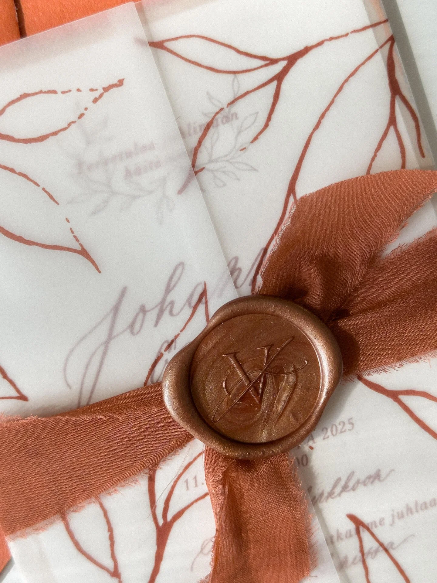 Elegantti monogrammi kustomoidussa sinetissä.
