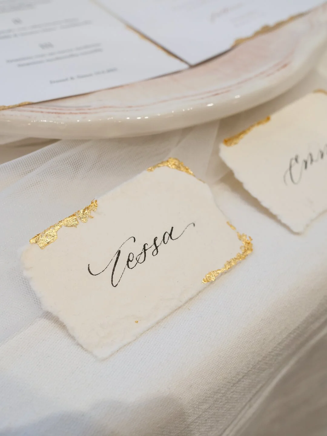 Romanttisen elegantit paikkakortit häihin.
