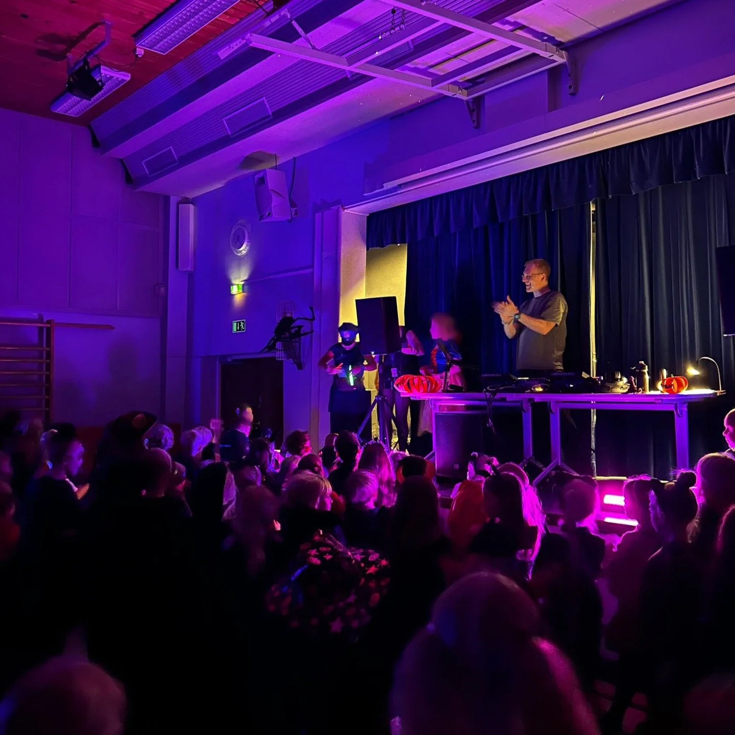 Nyt on koettu DJ-urani intensiivisin keikka, lasteni ala-asteen Halloween-disco! 👻 Oli kyll&auml; hurja meininki! 🤩 78 biisitoivetta paikan p&auml;&auml;ll&auml; + 19 etuk&auml;teen. Ei minuuttiakaan ilman actionia! Oli kyll&auml; hauskaa 😍 Lapset