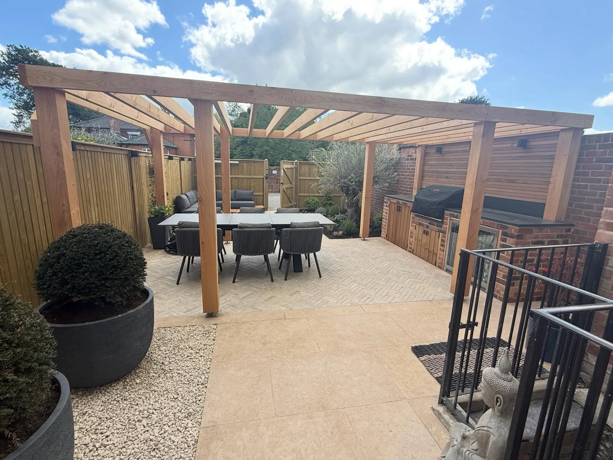 Recent project in Winchester all finished for @joesavagelandscape

This one had its challenges, we found an old well below basement level and the main body of paving is bridging over an old coal store which is being turned into a wine cellar (will do