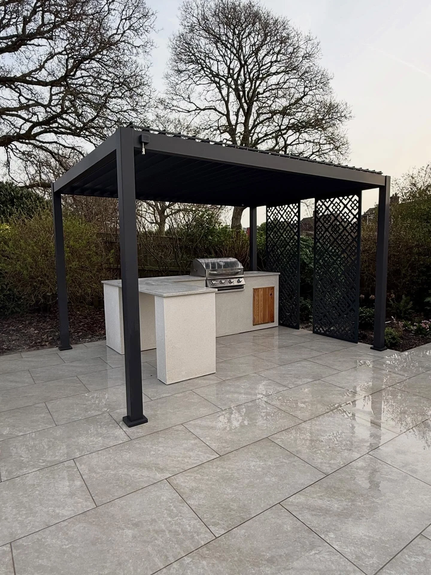 Finally, some decent weather so we could finish this outdoor kitchen on our @neiljonesdesign project in Lymington. 

Thanks to @tmh.landscapes who took the lead on this one and to @lifestyle_gardens for coming in short notice to do the render for us.