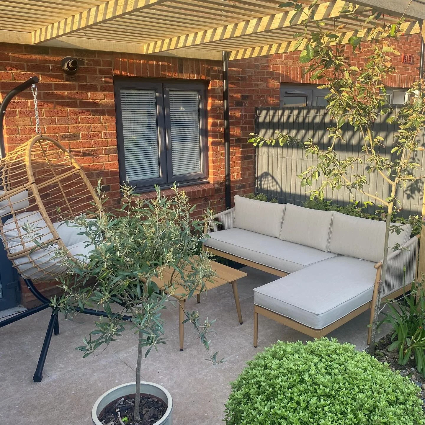 Project completed for @gardendesignerjames recently, using lovely Egyptian limestone paving from @foreststoneuk 

Thanks to our usual suppliers on this one @foreststoneuk  @cwmaggregates @aceliftawayltd @tottontimbercompany 

#landscape #landscaper #
