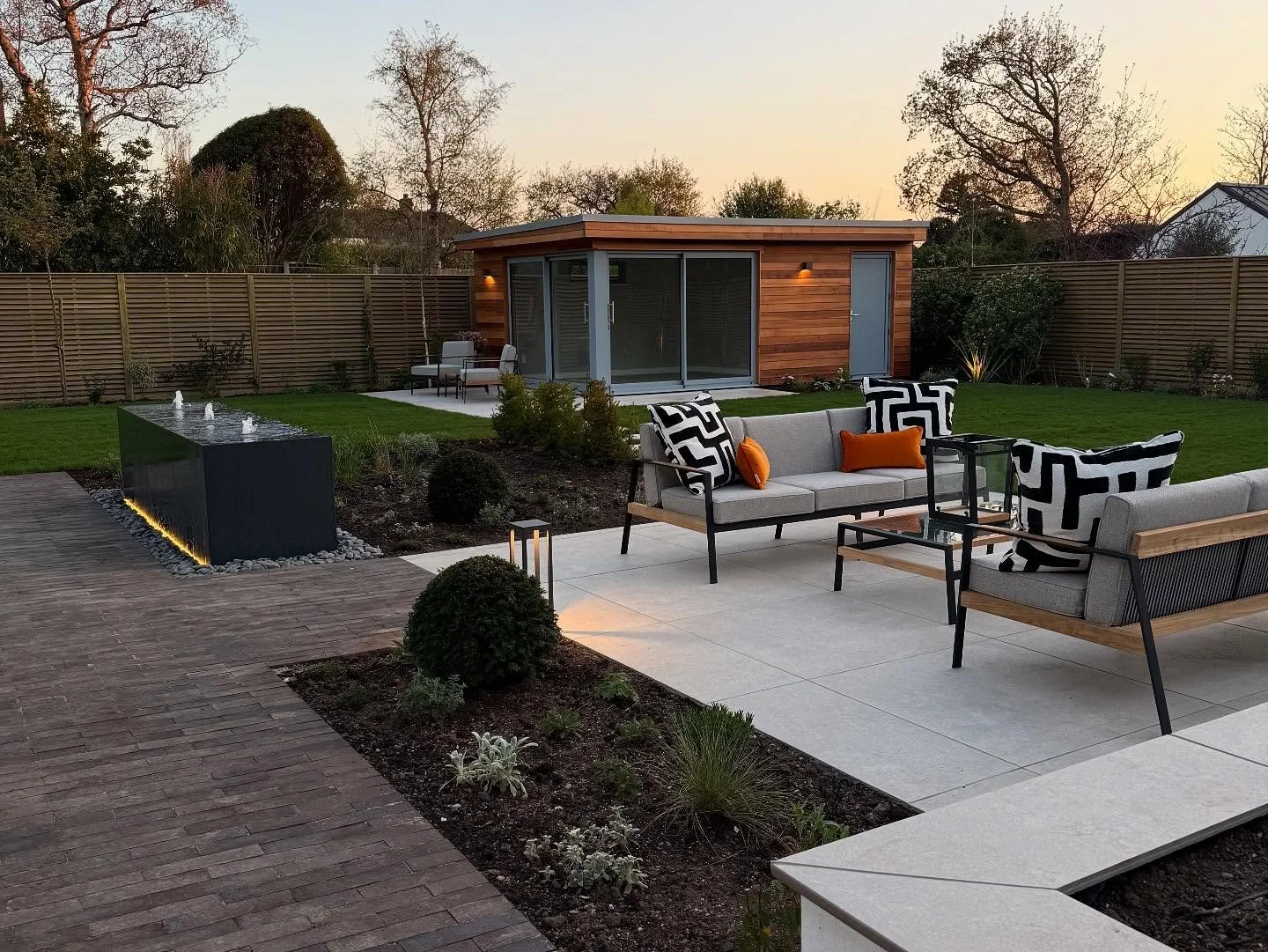 Dusk shots of our completed @neiljonesdesign project in #lymington

We used large format materials such as the 1mx1m Newtown Beige porcelain from @foreststoneuk and other features on this project complemented by beautiful planting, stunning @indianoc