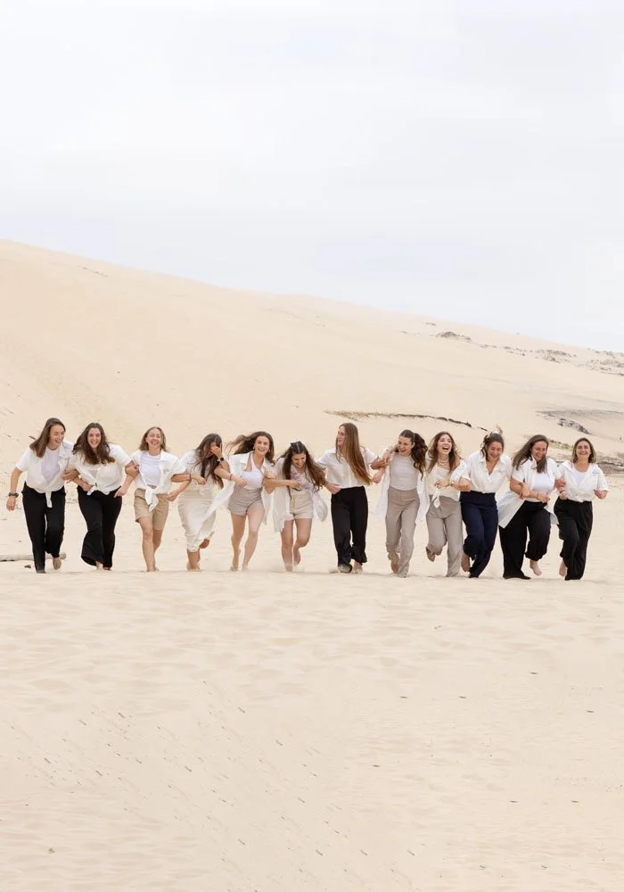 EVJF à la Dune du Pilat : une séance photo entre filles, pleine de rires et de complicité