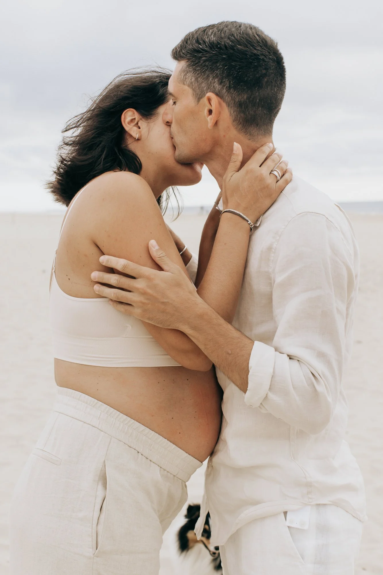 Plan serré sur un couple amoureux attendant un enfant