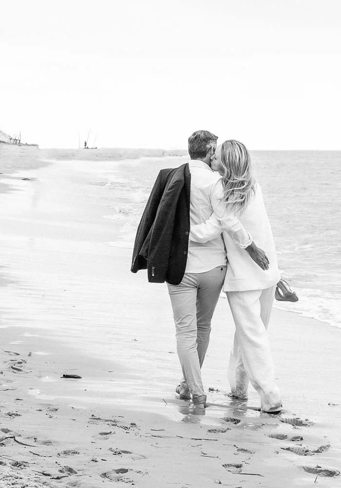 Photographe-mariage-couple-de-dos-marchant-sur-la-plage.jpg