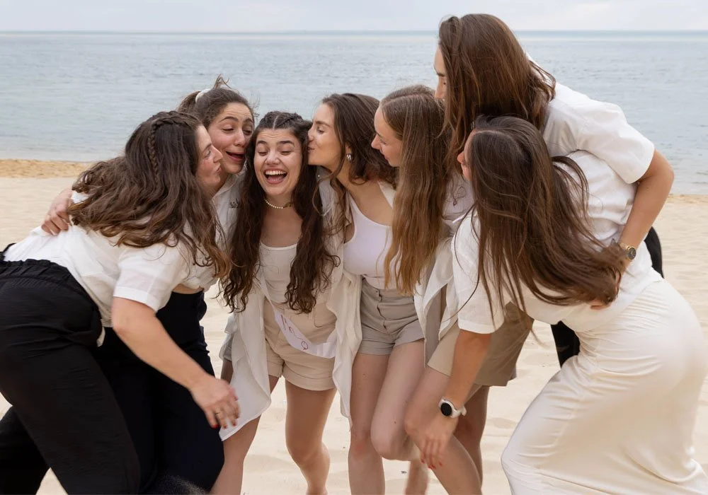 Future mariée avec ses amies lors d'une séance photo EVJF à la Dune du Pilat