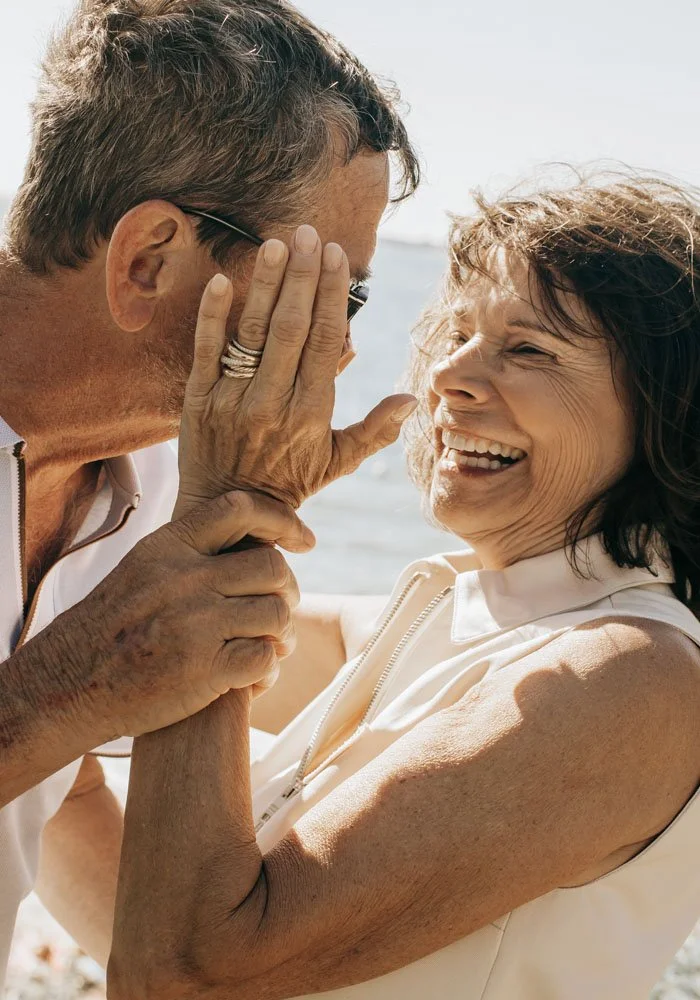 grands-parents-riant-photographies-par-studio-mila.jpg