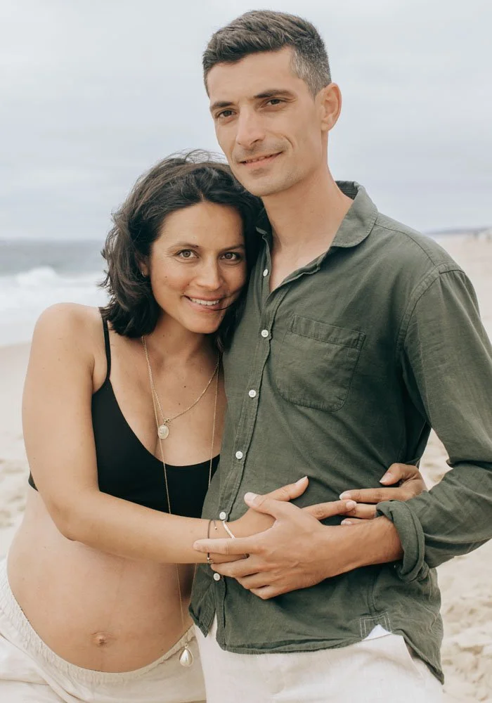 seance-photo-grossesse-en-couple-a-la-plage.jpg