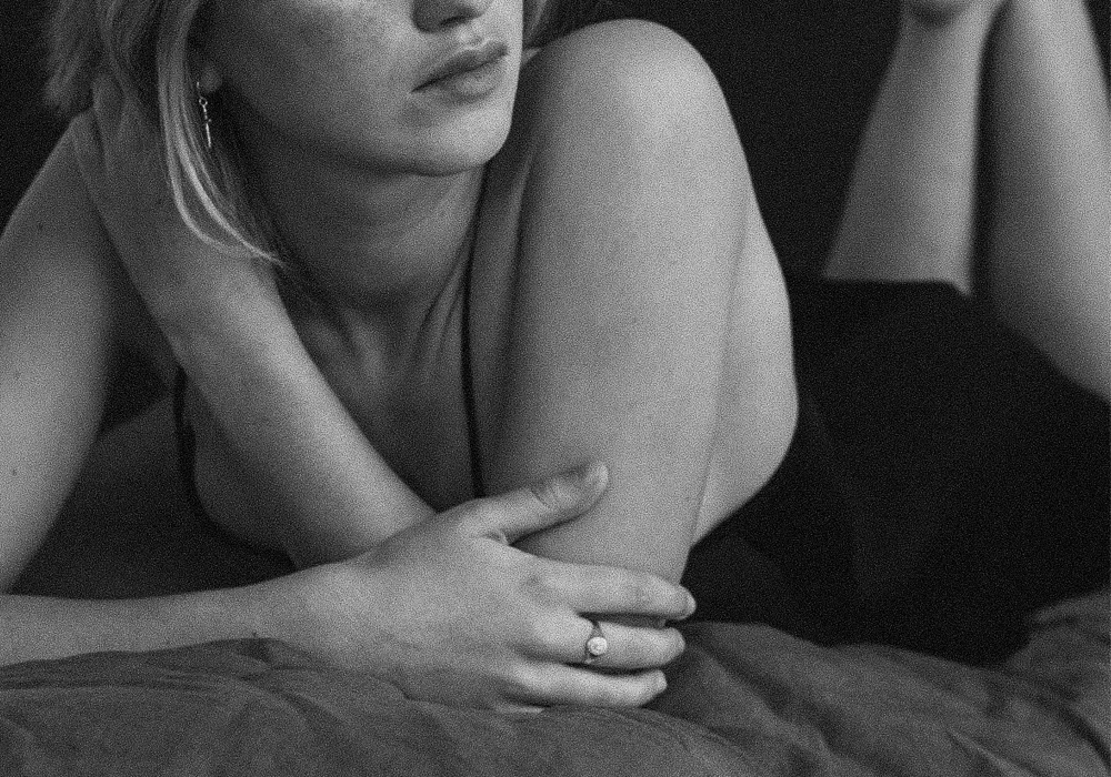 seance-boudoir-noir-et-blanc-studio-mila-bassin-d-arcachon.webp