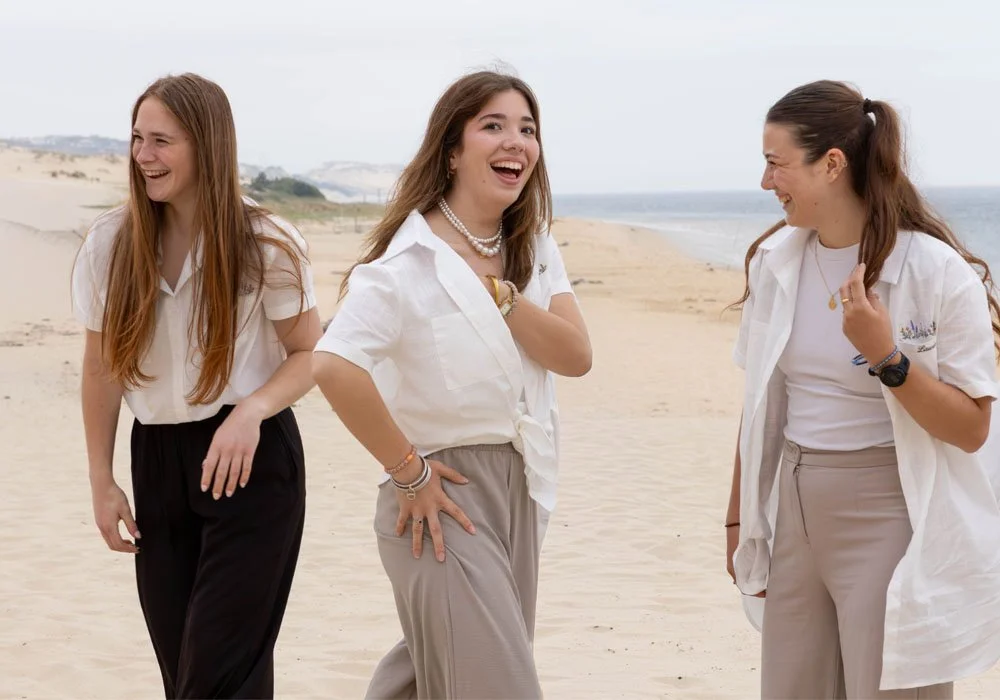 Moment spontané entre amies pendant un EVJF à la Dune du Pilat