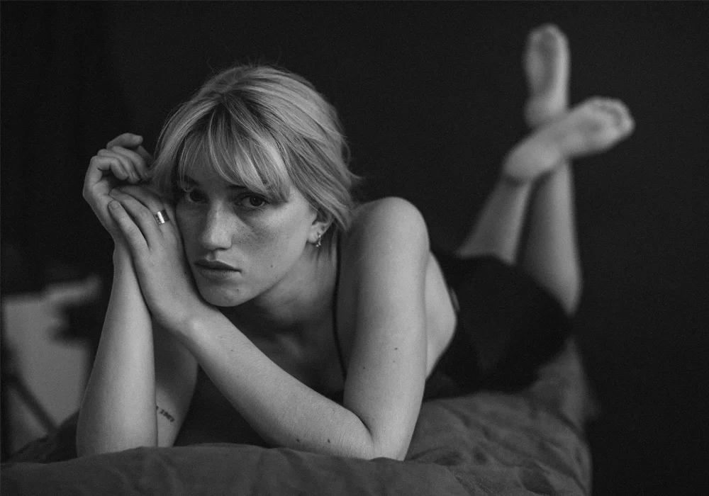seance-boudoir-noir-et-blanc-studio-mila-arcachon.webp