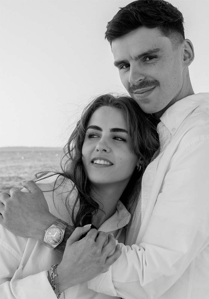 photo-couple-plage-noir-et-blanc-bassin-d-arcachon-studio-mila.jpg