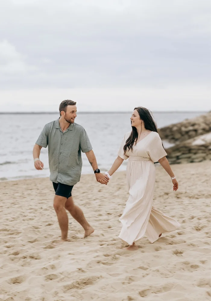 seance-photo-de-couple-sur-la-dune-du-pilat-studio-mila.webp