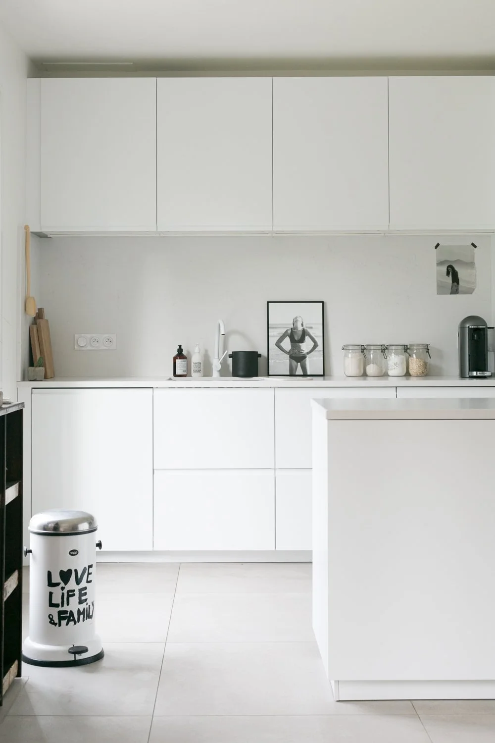 hotographie immobilière d’une cuisine blanche, plan de travail en Silestone blanc