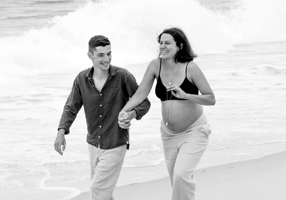 seance-grossesse-couple-se-tenant-la-main-studio-mila.jpg