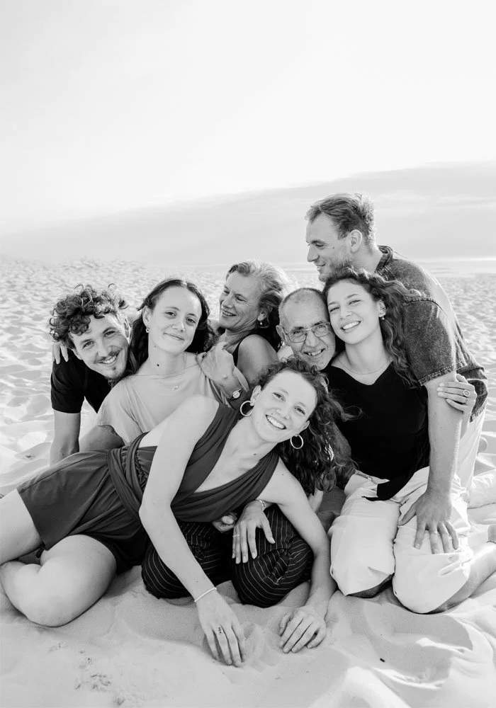 Seance-photo-famille-nombreuse-dune-du-pilat-studio-mila.jpg
