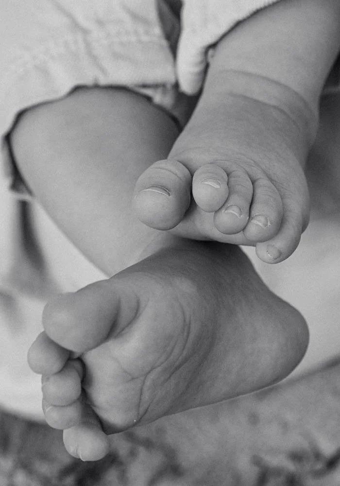 seance-photo-famillle-detail-pieds-bebe-studio-mila.jpg