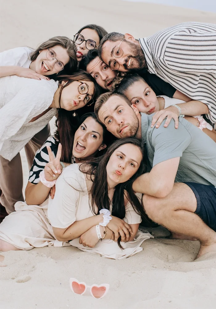 Groupe-d'amis-celebrant-EVJF-sur-la-dune-du-pilat-sur-le-bassin-d-arcachon-photographies-par-Studio-Mila