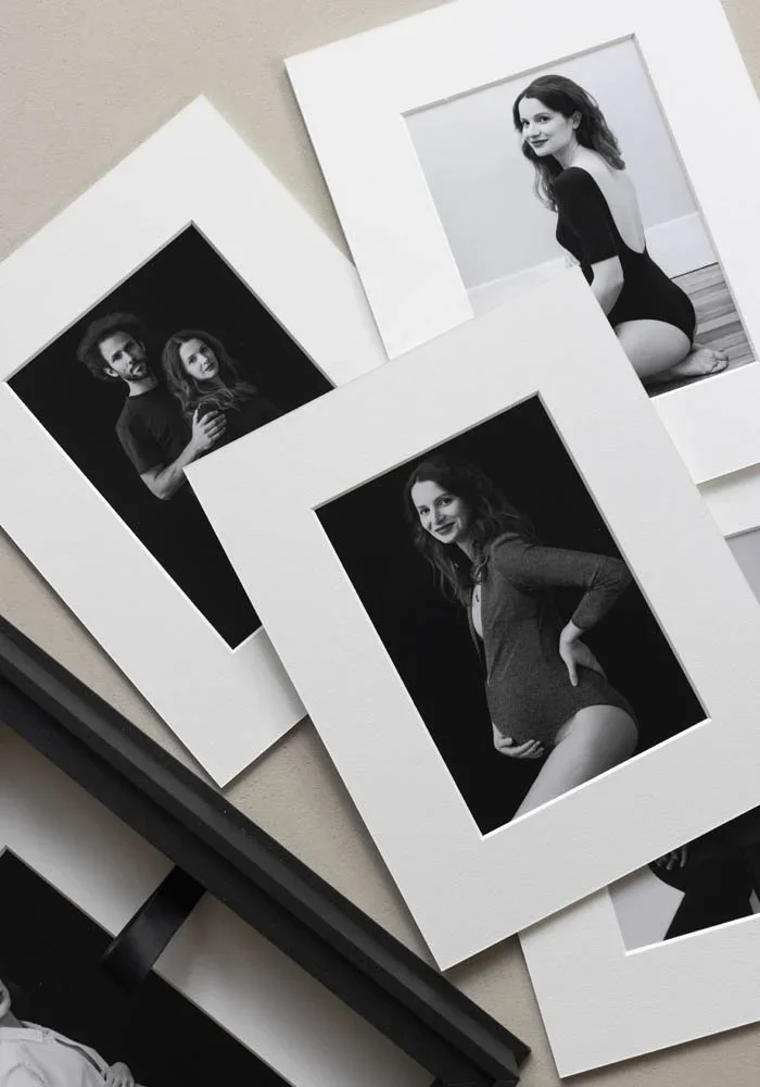 Studio-Mila-seance-photo-grossesse-couple-N&B-Photographe-karine-kong-coffret-Deluxe.webp