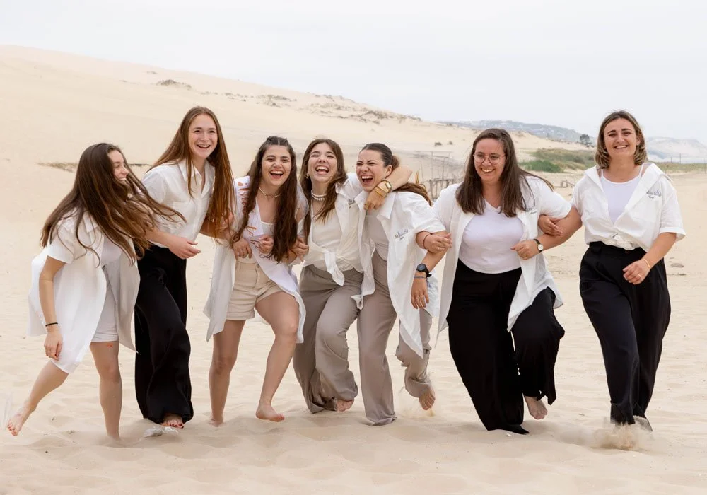 Future mariée avec ses amies lors d'une séance photo EVJF à la Dune du Pilat