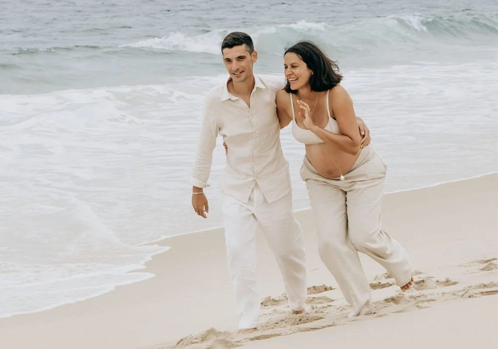 seance-grossesse-couple-marchant-devant-l-ocean-studio-mila.jpg