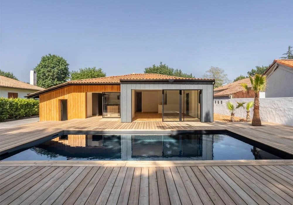 Photographie immobilière d'une maison avec grande terrasse et piscine (C) Studio Mila