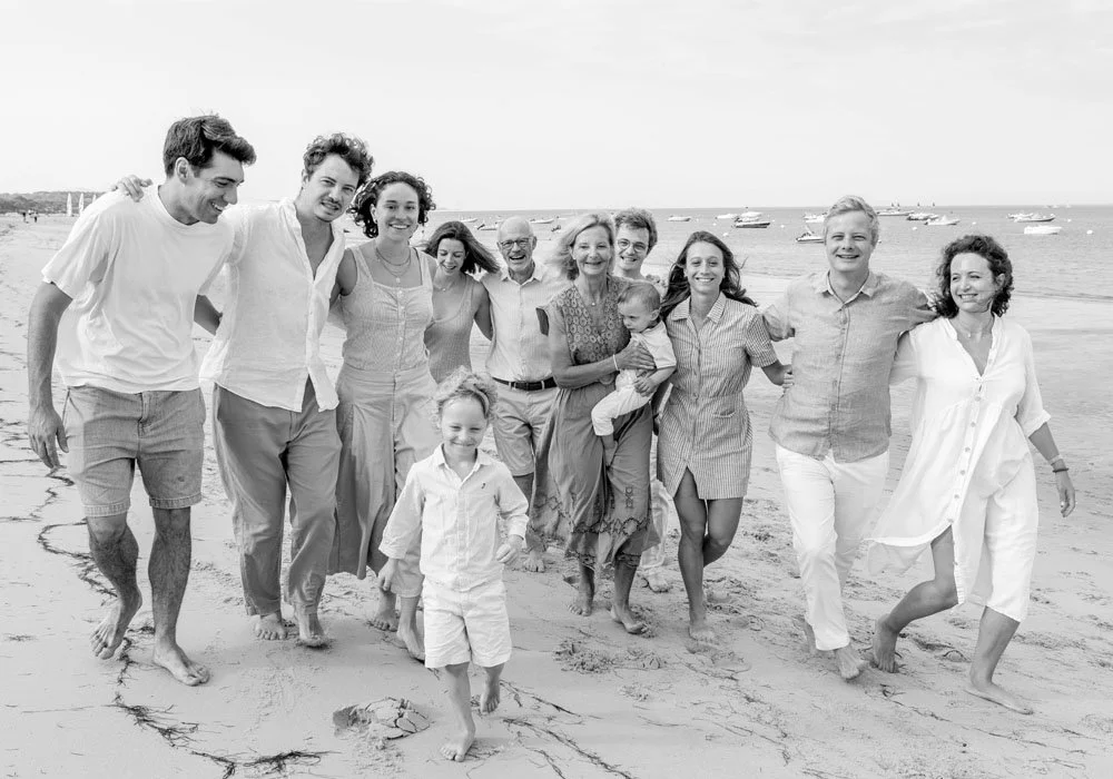 Séance photo d'une famille de 14 courant et riant sur la plage Pyla-Sur-mer