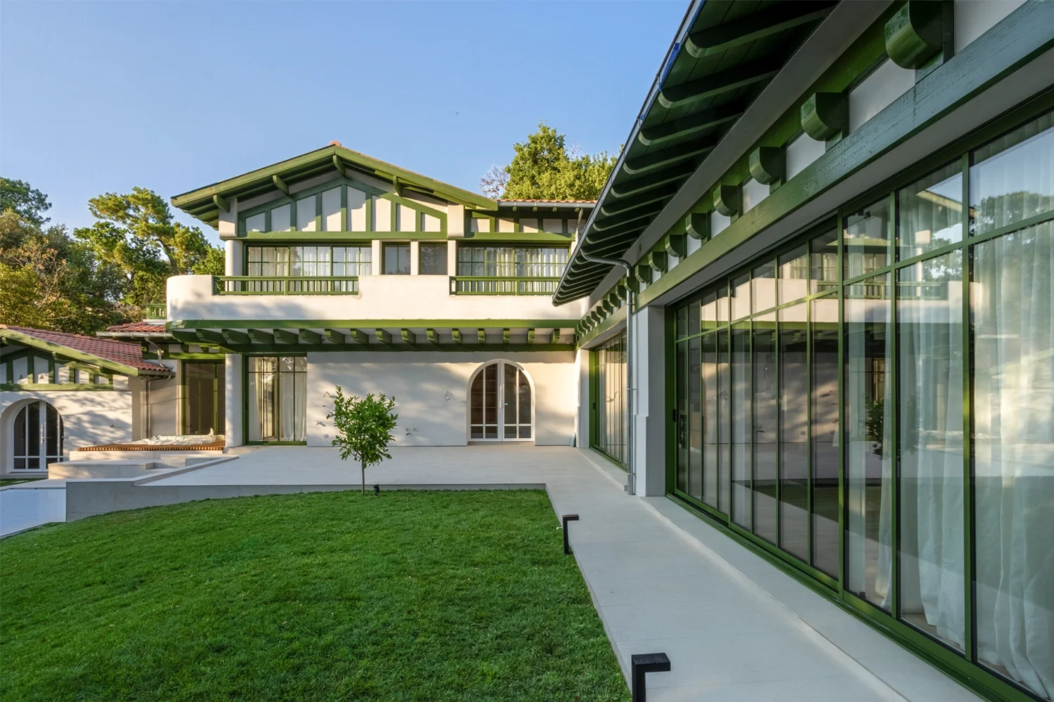 Photographie-immobilière-pour-blanc-rouge-architectes-par-Studio-Mila.webp