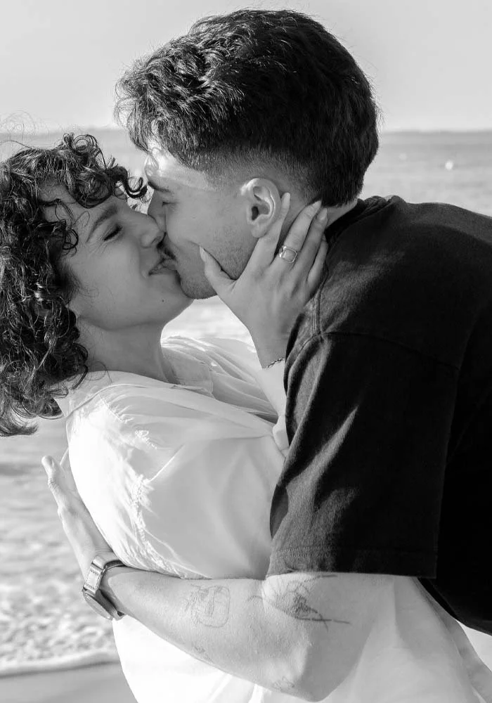 seance-couple-kissing-studio-mila.jpg