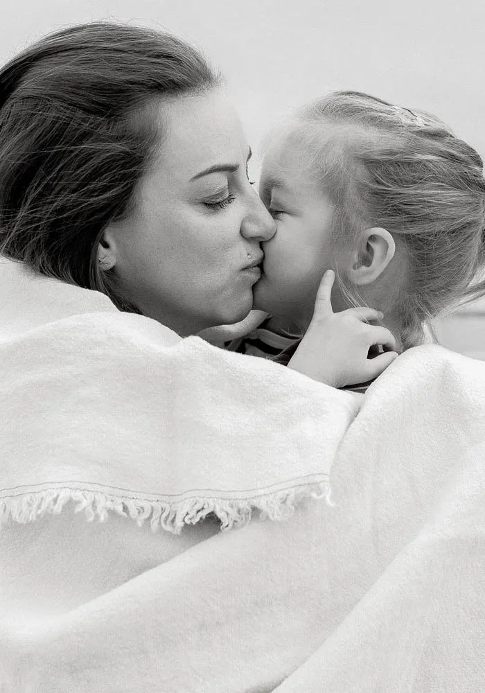 Séance-photo-mère-fille-studio-mila-plage.webp