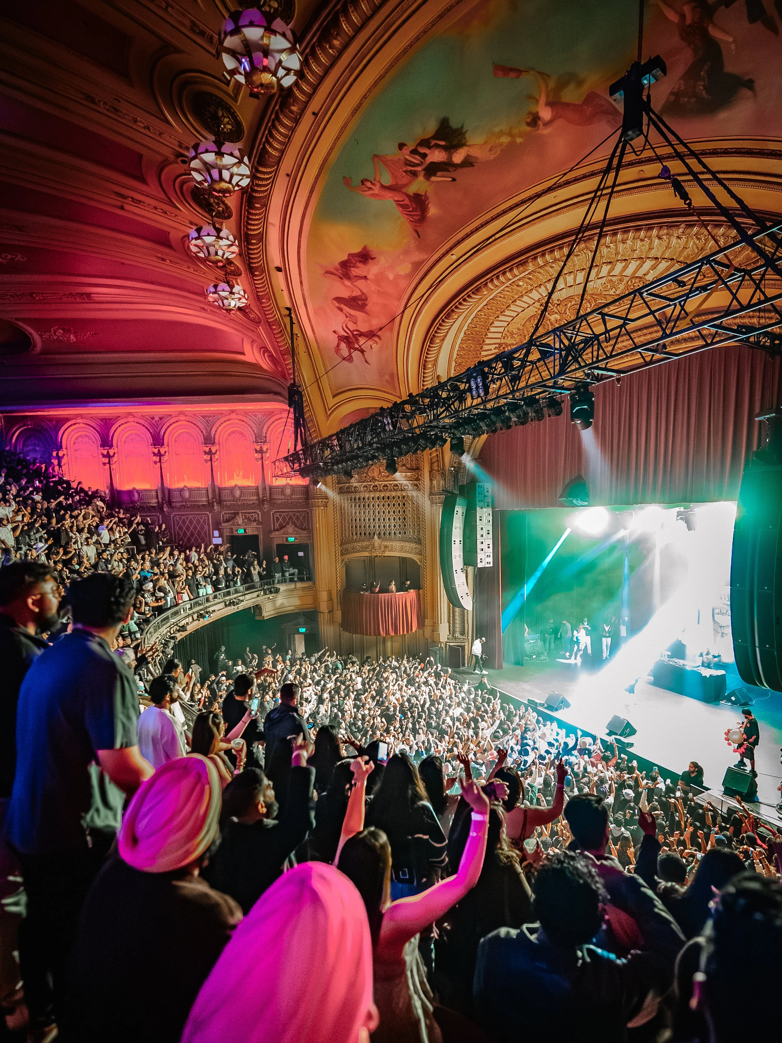 @mediabytb_Raf_Saperra_FansCrowdVenue 11.jpg