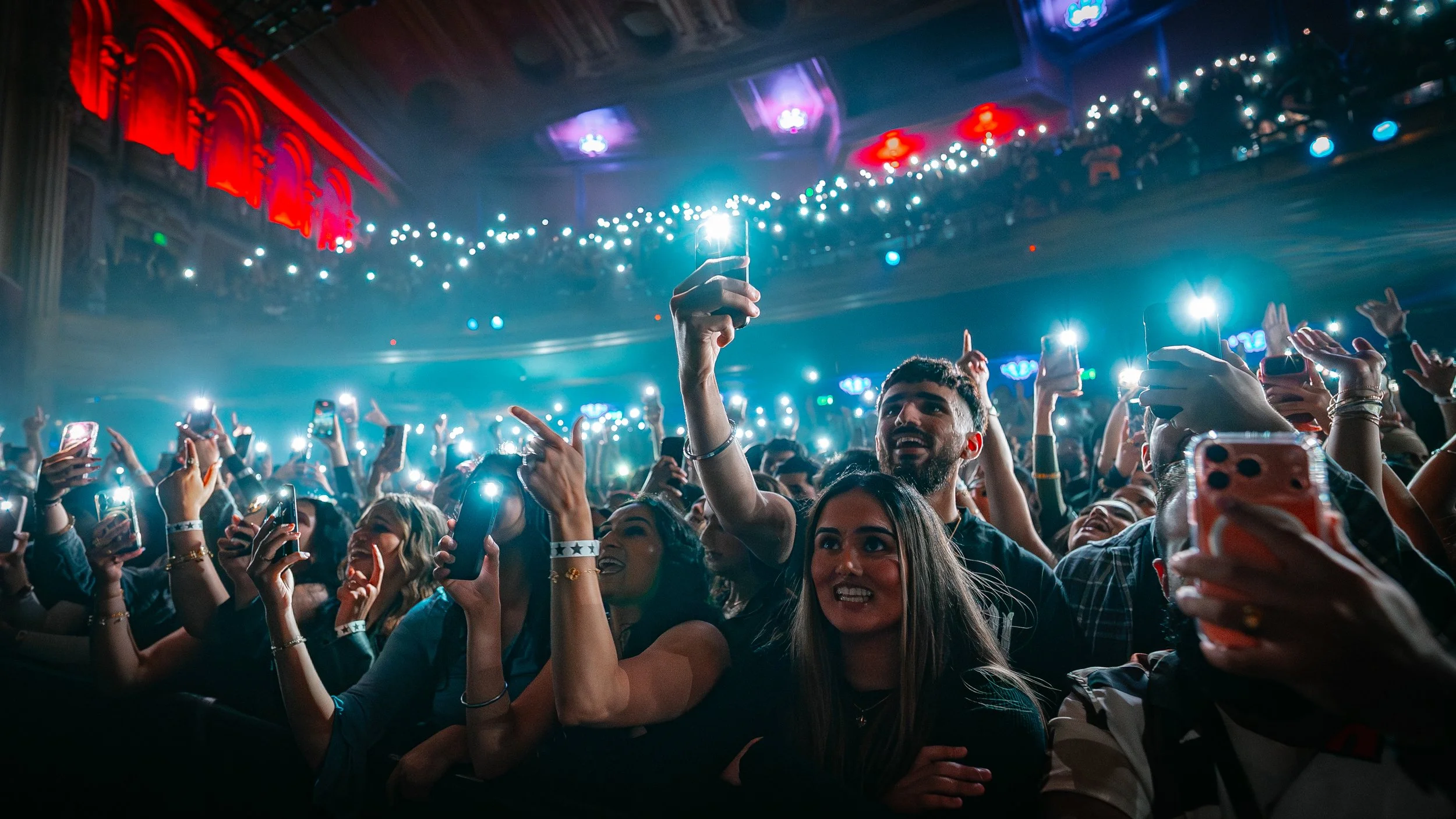 @mediabytb_Raf_Saperra_FansCrowdVenue 2.jpg