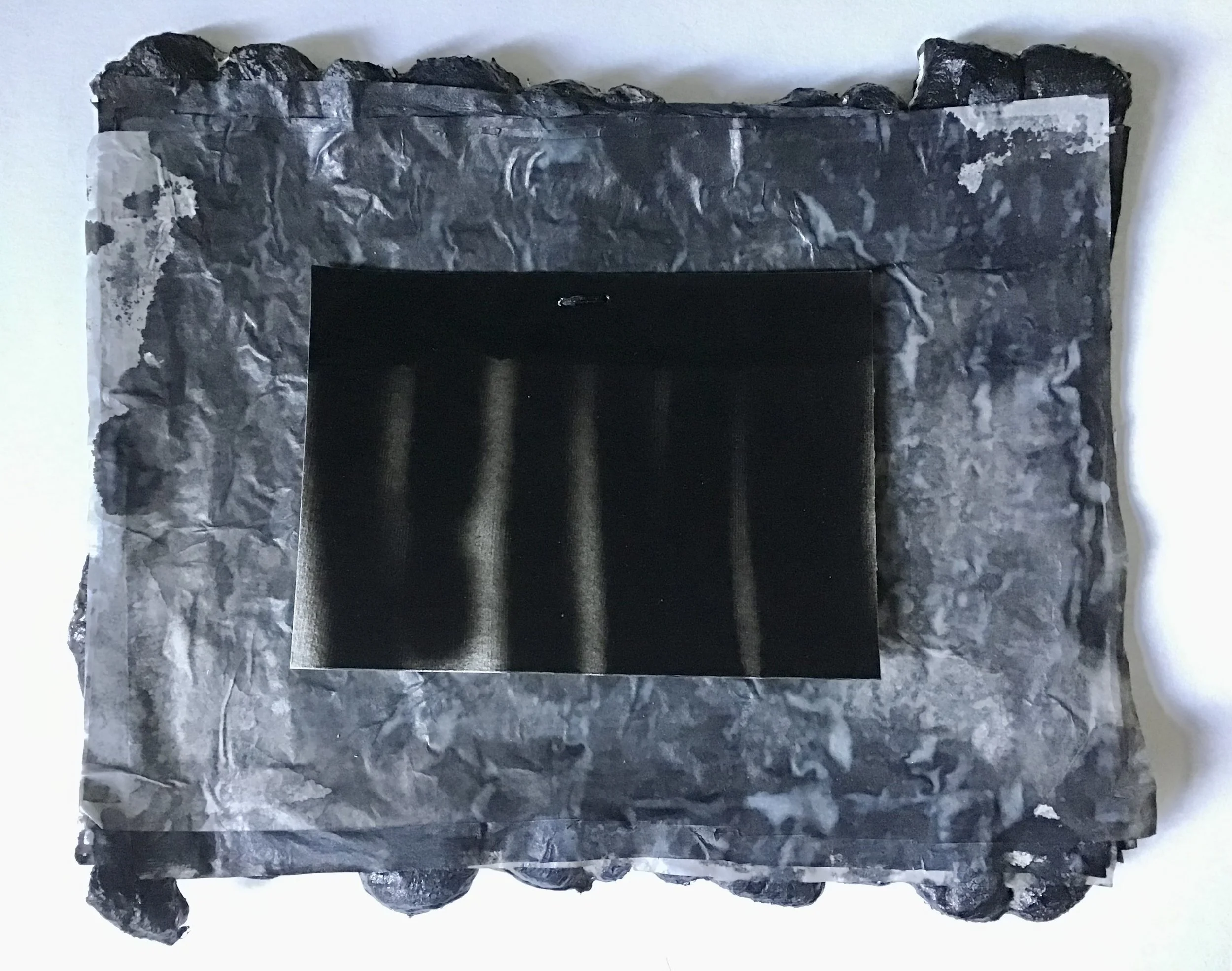 From the series 'Tem de se sonhar com os lugares, para se aprender a gostar deles'. Weaved wool, cord, acrylics, rice paper, paper and spray paint, 25x31cm, 2026.