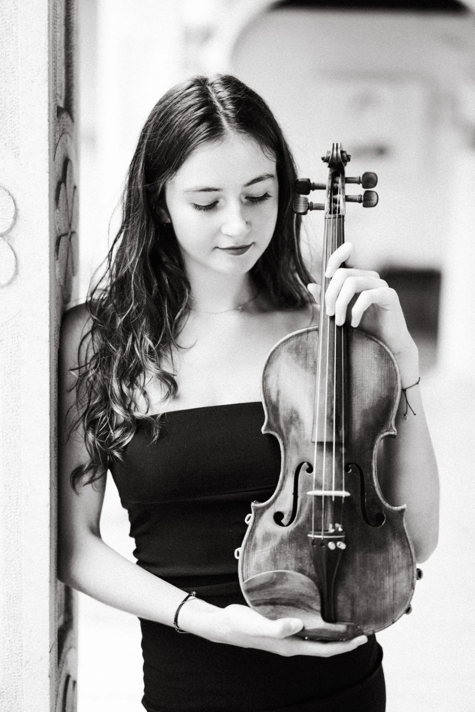 Dreamy black and white portrait of a violinist.